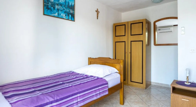 Simplistic Apartment in Okrug Gornji near Sea, Buchen Sie Ferienwohnung Hotels in Gespanschaft Split-Dalmatien mit Pool, Schwimmbad
