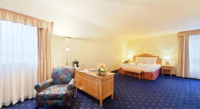 Полулюкс Отель The Q - Quadro City Hotel