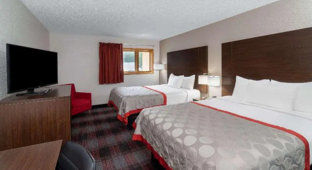 Четырёхместный номер Standard с балконом Ramada by Wyndham Maggie Valley