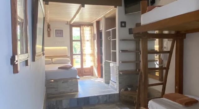 Четырёхместный номер Standard с балконом Villa Mata