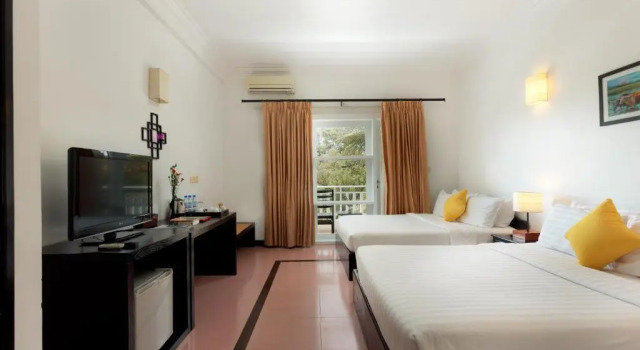 Семейный номер Deluxe с видом на бассейн Amber Angkor Villa Hotel & Spa