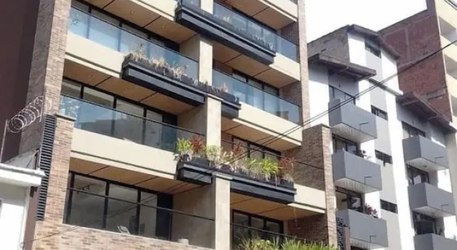 Cool 3 BR W/ Balcony in Laureles Medellín, Забронировать Апартаменты/квартира Отели Медельин с парковкой, рядом с Конгресс-центр Plaza Mayor, Парковка