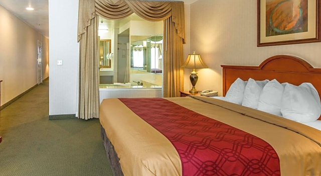 Люкс Econo Lodge Inn & Suites Riverside - Corona