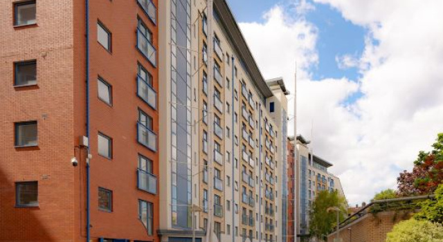 Direct Thames River View Apartment with Balcony Suit Family of 4, Забронировать Апартаменты/квартира Отели Лондона с парковкой, Парковка