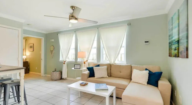 1 Block to Beach: Galveston Coastal Cottage, Забронировать Дом для отпуска Виллы Галвестон, рядом с Научная лаборатория Галвестона NOAA Fisheries, Вилла