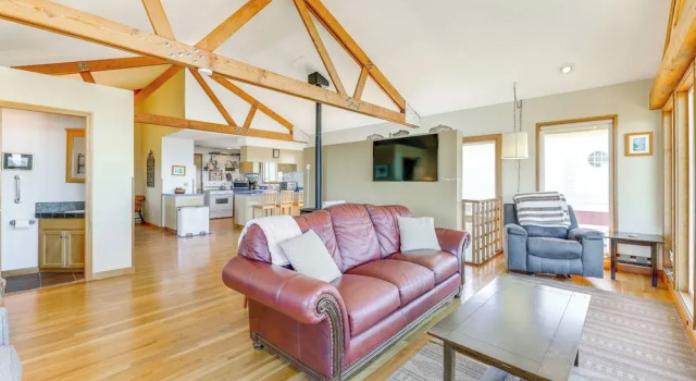Walk to Beach: Oregon Coast Escape w/ Hot Tub!, Prenota Casa vacanze Hotel a Oregon con parcheggio, Parcheggio