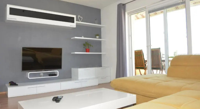 Apartments Maro, Book Lejlighed Hoteller i Senj med pool, Swimmingpool