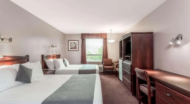 Четырёхместный номер Standard Super 8 by Wyndham Lake Country/Winfield Area Airport North