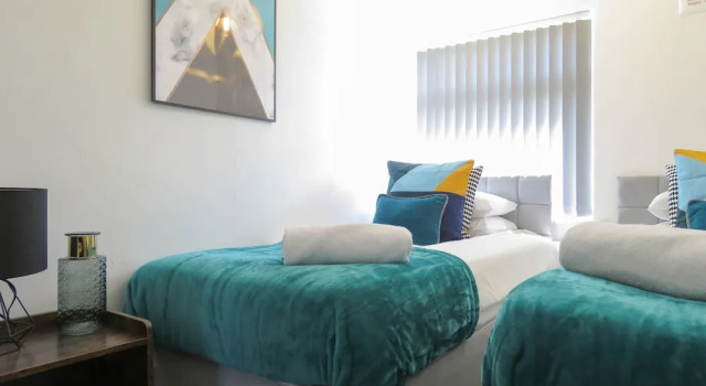 Tudors eSuites 4 Bedroom House with Garden & 9 Beds, Забронировать Апартаменты/квартира Апартаменты Уэст-Мидлендс, Апартаменты/квартира