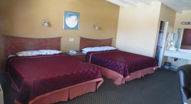 Четырёхместный номер Standard Trails Motel