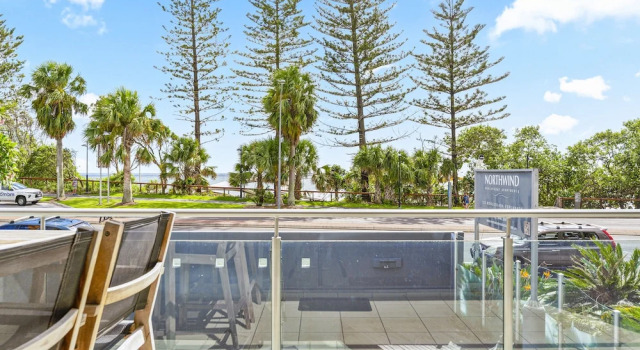 Апартаменты с 2 комнатами с балконом и с красивым видом из окна Northwind Beachfront Apartments