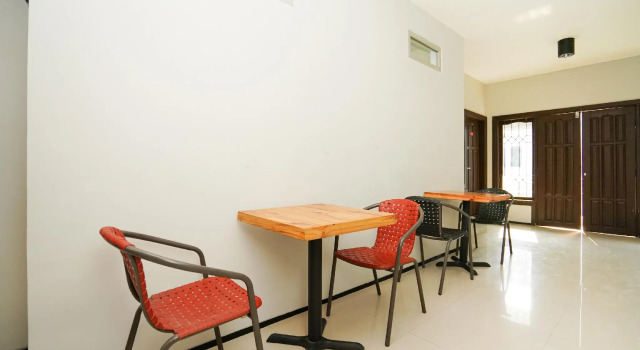 OYO 1541 Padang Pasir C-12 Residence, Rezervați Hotel Surabaya East Java, aproape de City of Tomorrow Mall