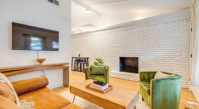 Large Deck, Rec Room! 2-unit ATX Retreat By Campus, Book Feriehus Austin Greater Austin