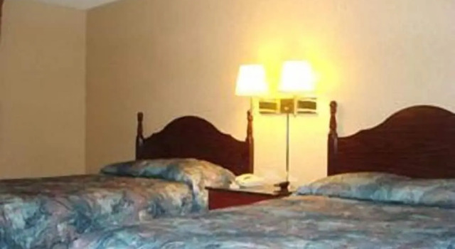 Четырёхместный номер Deluxe Отель Элмвуд-Парка Townhouse Inn & Suites