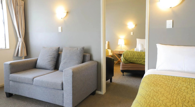 Четырёхместный семейный номер Standard Airport Manor Inn
