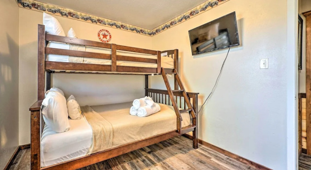 Private Hot Tub & Yard: Secluded Broken Bow Home!, Boek Hotel Broken Bow Oklahoma
