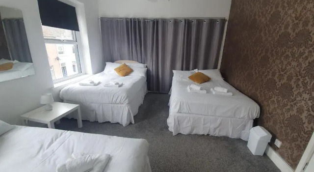 LARGE HOUSE, sleeps 16! Private garden, Free parking!