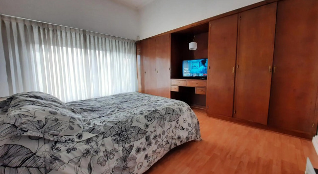 Casa c/amplio jardín, garage y parrilla., Rezerwuj Hotel Tandil Buenos Aires