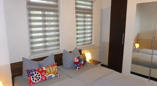 Апартаменты c 1 комнатой с балконом и с красивым видом из окна Ferienwohnung Friedrich Schiller, 2 Schlafzimmer, Balkon,kostenloses WiFi, nähe Zentrum