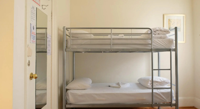 Кровать в общем номере (мужской номер) Hotel Claremont Guest House