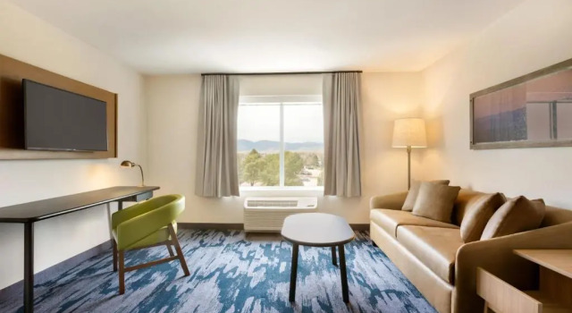 Четырёхместный люкс Fairfield by Marriott Inn & Suites Boulder Longmont
