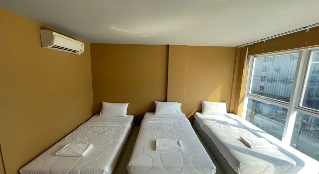 Кровать в общем номере Landmark Patong Hotel