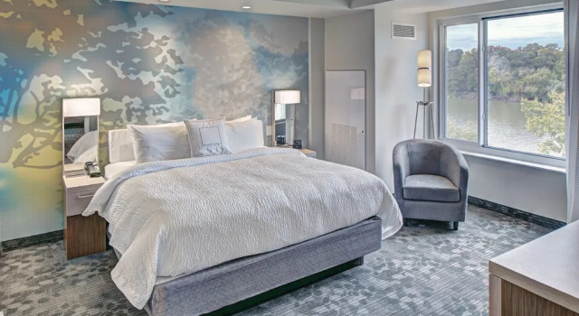 Suite 1 Schlafzimmer mit Flussblick Courtyard by Marriott Appleton Riverfront