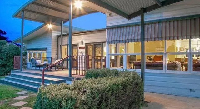 Victoria House- Great location, Book Hotel Corowa Murray River
