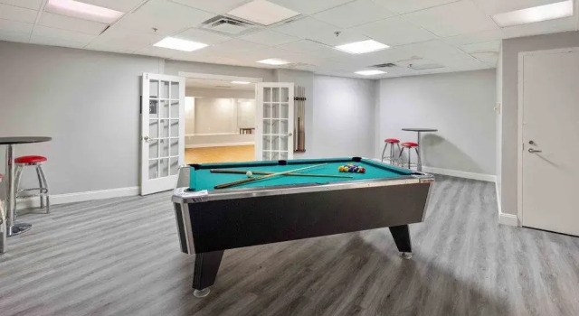 The Luckman Apartments by Barsala, Забронировать Апартаменты/квартира Отели Кливленда с бассейном, рядом с Зал и музей славы рок-н-рола, Бассейн