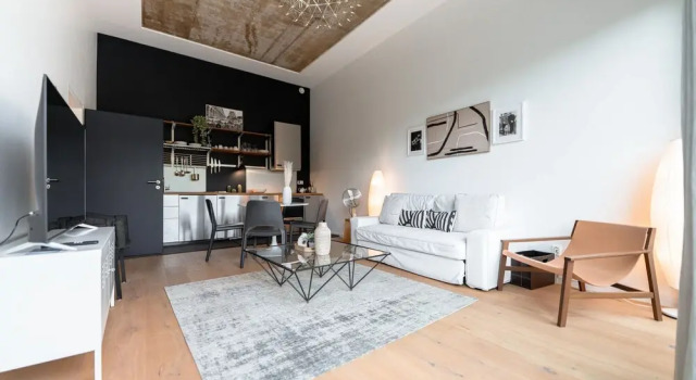 Designer 1BR Apartment with Pool & Prkg