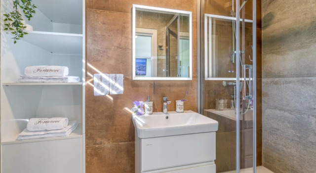 Riverside Suite Jure Private Beach, Prenota Hotel Metlika Dolenjska