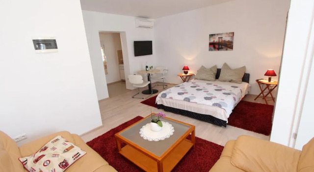 Двухместная студия Comfort с балконом Rooms and Apartments Sally