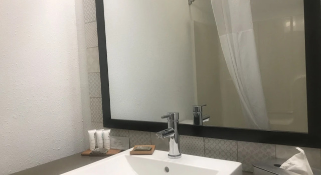 Двухместный люкс Country Inn & Suites by Radisson, Milwaukee Airport, WI