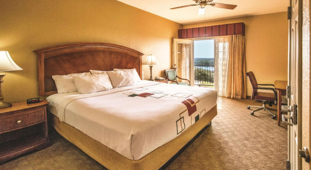 Двухместный номер с балконом и с видом на озеро La Quinta Inn & Suites by Wyndham Marble Falls