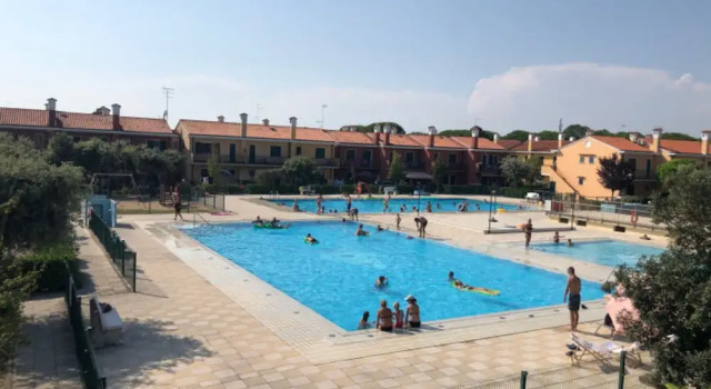Charming Bibione Getaway With Pool and Playground, Prenota Appartamento Hotel a Veneto con piscina, Piscina