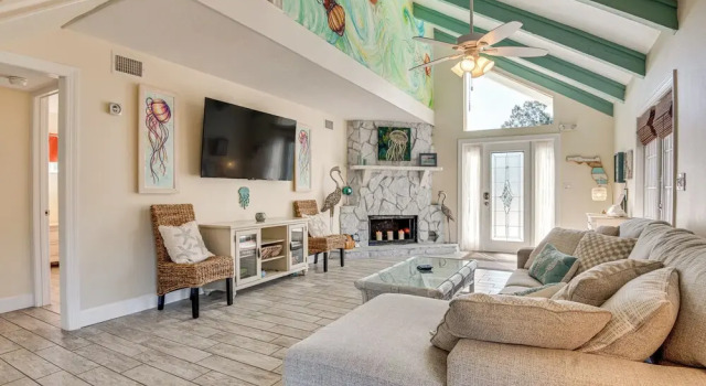 Cape Canaveral Cottage w/ Pool - Walk to Beach!, Varaa Lomakoti Cape Canaveral Space Coast