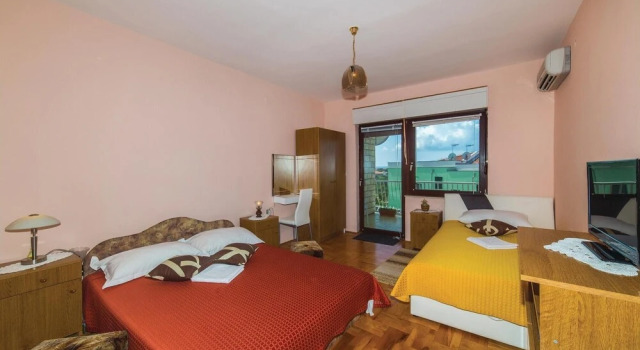 Stunning Home in Okrug Gornji With Wifi and 2 Bedrooms