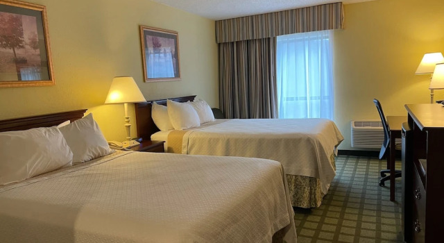 Четырёхместный номер Standard Days Inn & Suites by Wyndham Sutton Flatwoods
