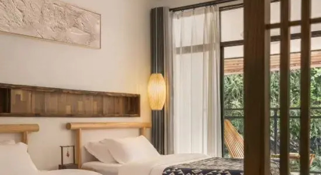 Кровать в общем номере (женский номер) с балконом Jiuyue Qiusu Guesthouse