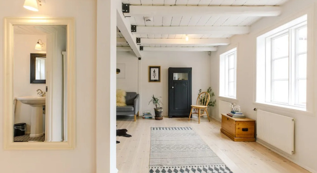 Beautiful bright and embracing villa in old town Akureyri, Забронировать Вилла Коттеджи Акюрейри, Коттедж