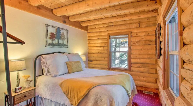 Коттедж Pine Mountain Club Log Home with Deck and Grill