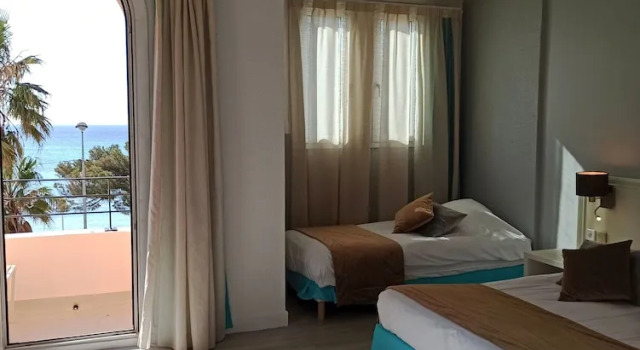 Трёхместный номер Standard с видом на море Hôtel Miramar