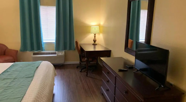 Номер Standard Deluxe Inn & Suites