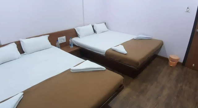 Rajhuns Deluxe Lodging