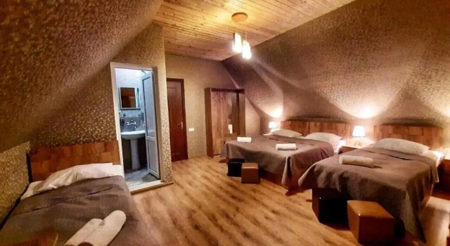 Четырёхместный номер Standard с балконом Отель Kazbegi Inn