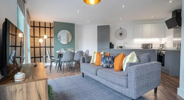 Luxe 3BR Great Central Apartment City View Near Sheffield