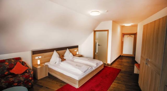 Landhotel und Weingasthof Schwarzer Adler, Buchen Sie Hotel Wiesenbronn Steigerwald