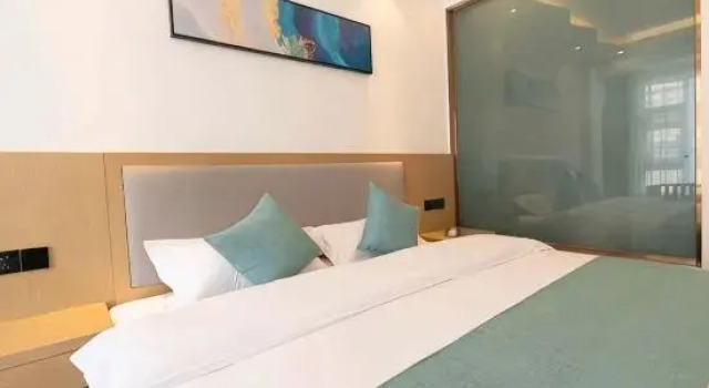Люкс с балконом Dali Xiabing Xinju Villa Designer Homestay (Dali High-speed Rail Station Erhai Branch)
