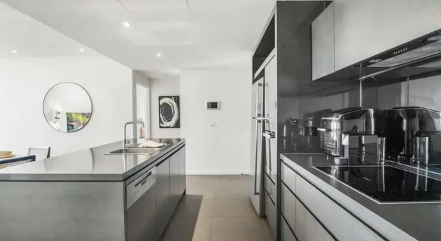 Stunning 2-bed Apartment With Water Views, Забронировать Апартаменты/квартира Докландс Мельбурн, рядом с Пристань для яхт «Е»