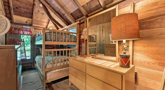 Douglas 'whispering Winds' Cottage w/ Beach!, Забронировать Дом для отпуска Дуглас штат Мичиган, рядом с Пляж Овал